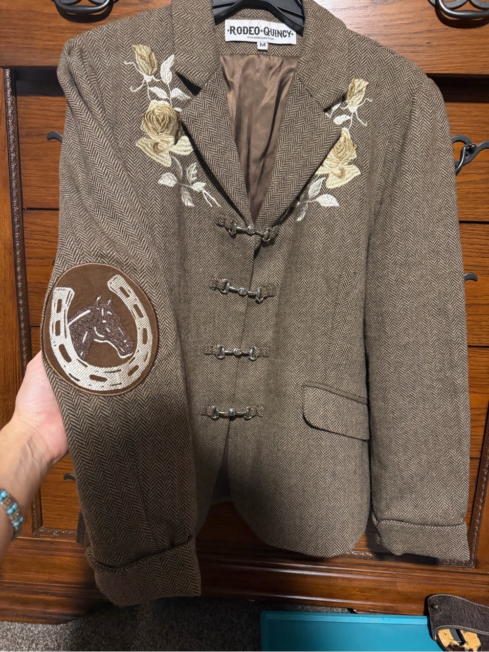 Rodeo Quincy Holman Embroidered Brown Herringbone Women's Blazer and Shorts - Picture 5 of 8